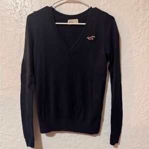 Hollister Women’s Long Sleeve V-Neck Sweater 
Navy Blue